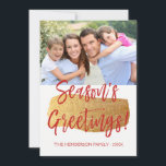 Season's Greetings Hand Lettered Script Photo Card シーズンカード<br><div class="desc">シーズンのグリーティングハンドレタースクリプトフォトカード。この手書きブラシスクリプトの写真と文字は、写真とカスタマイズ家族の名前で更新および更新できる。このカードは、クリスマスカードの背面にファミリー名と金ゴールドフォイルリースも表示する。</div>
