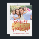 Season's Greetings Hand Lettered Script Photo Card シーズンカード<br><div class="desc">シーズンのグリーティングハンドレタースクリプトフォトカード。この手書きブラシスクリプトの写真と文字は、写真とカスタマイズ家族の名前で更新および更新できる。このカードは、クリスマスカードの背面にファミリー名と金ゴールドフォイルリースも表示する。</div>
