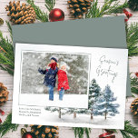 Season's Greetings Winter Pineの写真 シーズンカード<br><div class="desc">このデザインは、季節のグリーティングのクリスマスホリデーの写真カード、エレガント葉、植物冬、1つの写真テンプレート、ウッドランドの松の木シンプル、緑の森、水色の青と緑のスタイル、素朴な国のテーマ、クリスマスの休日の書道のスクリプトのグリーティングカードを備えている。</div>