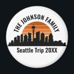 Seattle Skyline Sunset Custom Family Vacation マグネット<br><div class="desc">Cool customized Seattle trip magnets featuring the city skyline at sunset. A silhouette of the city buildings in Washington,  including the space needle above your personalized text for your family vacation.</div>