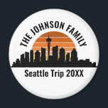Seattle Skyline Sunset Custom Family Vacation マグネット<br><div class="desc">Cool customized Seattle trip magnets featuring the city skyline at sunset. A silhouette of the city buildings in Washington,  including the space needle above your personalized text for your family vacation.</div>