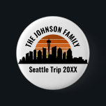 Seattle Skyline Sunset Custom Family Vacation 缶バッジ<br><div class="desc">Cool customized Seattle trip buttons featuring the city skyline at sunset. A silhouette of the city buildings in Washington,  including the space needle above your personalized text for your family vacation.</div>