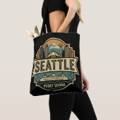 Seattle Skyline Washington USA Retro Badge トートバッグ (クローズアップ)