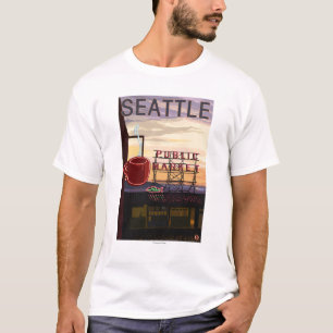 SeattlePikeの場所の市場の印および水眺め Tシャツ