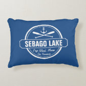 SEBAGO湖のメインのパーソナライズな町および名前 アクセントクッション (正面)