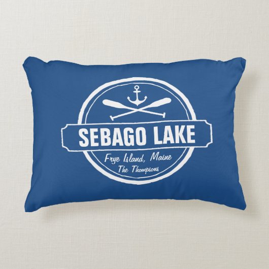 SEBAGO湖のメインのパーソナライズな町および名前 アクセントクッション (正面)