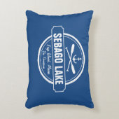 SEBAGO湖のメインのパーソナライズな町および名前 アクセントクッション (正面(垂直))