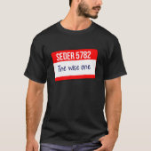 Seder 5782 badge Passover 5782 The wise one  wise  Tシャツ (正面)