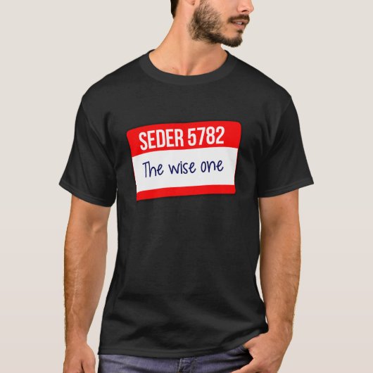 Seder 5782 badge Passover 5782 The wise one  wise  Tシャツ (正面)