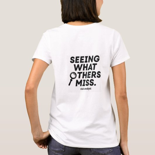 Seeing What Others Miss – Risk Analyst Tシャツ (裏面)