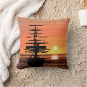 Segelschiff bei Sonnenaufgang  Kissen クッション (ブランケット)