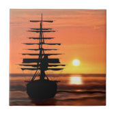 Segelschiff mit Sonnenaufgang Fliese タイル (正面)