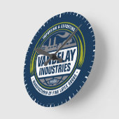 Seinfeld | Vandelay Industries Logo ラウンド壁時計 (傾斜)