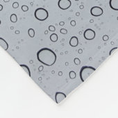 Selective focus photography of water droplets フリースブランケット (角)