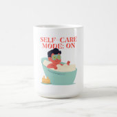 Self-Care Mode: ON – Cute & Funny Cartoon Bathing コーヒーマグカップ (中央)