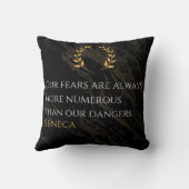 Senecaの洞察：危険と比較した恐実在れ クッション (裏面)