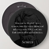 Senecaの部門：doersと批評家 缶バッジ (正面&裏面)