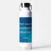 Seneca:前方に焦点を当て、過去につまずかない ウォーターボトル (正面)