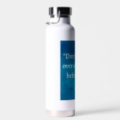 Seneca:前方に焦点を当て、過去につまずかない ウォーターボトル (右面)