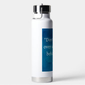 Seneca：前方に焦点を当て、過去につまずかない ウォーターボトル (右面)