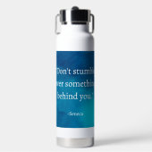 Seneca：前方に焦点を当て、過去につまずかない ウォーターボトル (正面)