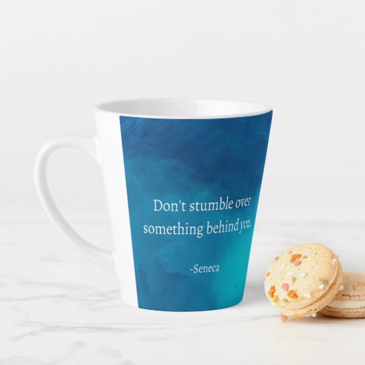 Seneca：前方に焦点を当て、過去につまずかない カフェラテマグ (インサイチュ)