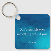 Seneca:前方に焦点を当て、過去につまずかない キーホルダー (正面)