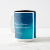 Seneca：前方に焦点を当て、過去につまずかない ツートーンマグカップ (正面左)