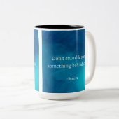 Seneca：前方に焦点を当て、過去につまずかない ツートーンマグカップ (正面右)