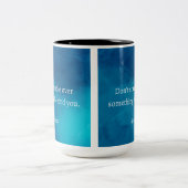 Seneca：前方に焦点を当て、過去につまずかない ツートーンマグカップ (中央)