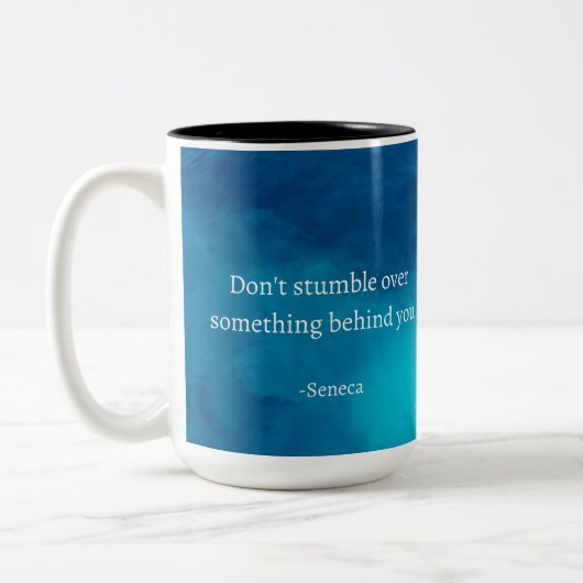 Seneca：前方に焦点を当て、過去につまずかない ツートーンマグカップ (左)