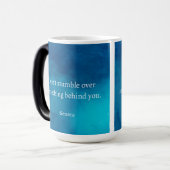 Seneca:前方に焦点を当て、過去につまずかない モーフィングマグカップ (正面左)