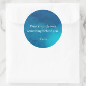 Seneca：前方に焦点を当て、過去につまずかない ラウンドシール (バッグ)