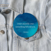 Seneca:前方に焦点を当て、過去につまずかない 缶バッジ (インサイチュ)