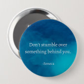Seneca:前方に焦点を当て、過去につまずかない 缶バッジ (正面&裏面)