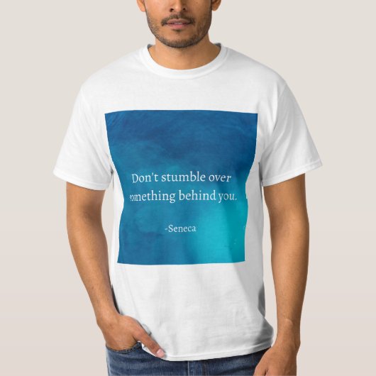 Seneca：前方に焦点を当て、過去につまずかない Tシャツ (正面)