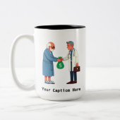 Senior Citizen Paying Off Medical Debt ツートーンマグカップ (左)