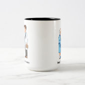 Senior Citizen Paying Off Medical Debt ツートーンマグカップ (中央)