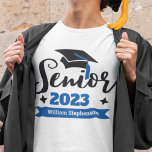 Senior class of 2023 graduation year naming tシャツ<br><div class="desc">Celebrate your senior and graduation year with this modern t-shirt featuring a contemporary "Senior 2023" typography in black and blue decorated with a black graduate cap with a blue tassel; easily customize this t-shirt with your graduation year and name by editing the template fields. This t-shirt is part of our...</div>