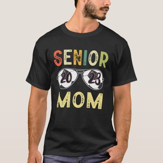 Senior Mom 2023 Proud Mom Soccer Lover Senior Grad Tシャツ (正面)