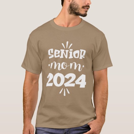 Senior mom 2024 college graduation gift tシャツ (正面)