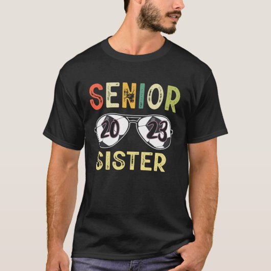 Senior Sister 2023 Proud Sister Soccer Senior Grad Tシャツ (正面)