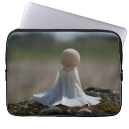 Sensueel gehuld poppetje in een bloemen jurkje. ラップトップスリーブ