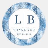 Serene Blue Winter Pine Trees ラウンドシール (正面)