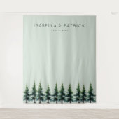 Serene Green Evergreen Trees タペストリー (正面)