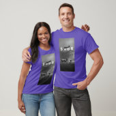 Serene Horse and Bowing Figure Design girl Tシャツ (ユニセックス)