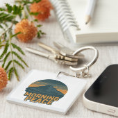 Serene Mountain Sunrise Retro Emblem キーホルダー (正面右)