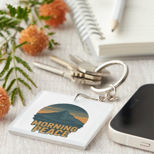 Serene Mountain Sunrise Retro Emblem キーホルダー (正面右)