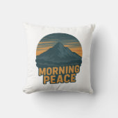 Serene Mountain Sunrise Retro Emblem クッション (正面)