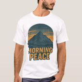 Serene Mountain Sunrise Retro Emblem Tシャツ (正面)